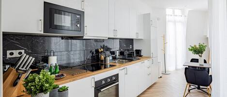 冷蔵庫、電子レンジ、オーブン、食器洗い機