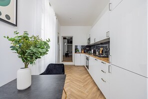 Een koelkast, een magnetron, een oven, een vaatwasser