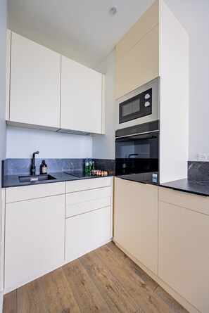 Fridge, microwave, oven, dishwasher - 12 Bd Jean Mermoz, 92200 Neuilly-sur-Seine, France (Neuilly-sur-Seine)