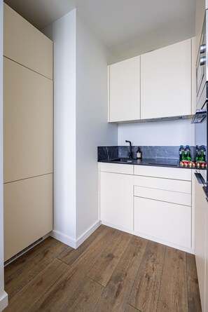 Fridge, microwave, oven, dishwasher - 12 Bd Jean Mermoz, 92200 Neuilly-sur-Seine, France (Neuilly-sur-Seine)