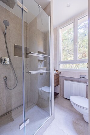 Hair dryer, towels - 12 Bd Jean Mermoz, 92200 Neuilly-sur-Seine, France (Neuilly-sur-Seine)
