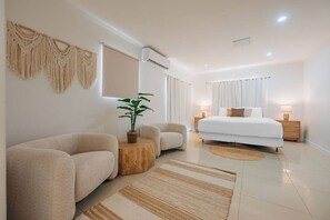 Desk, iron/ironing board, travel cot, WiFi - NEW: Oceanfront Villa w/Private HotTub and Pool (Noord)