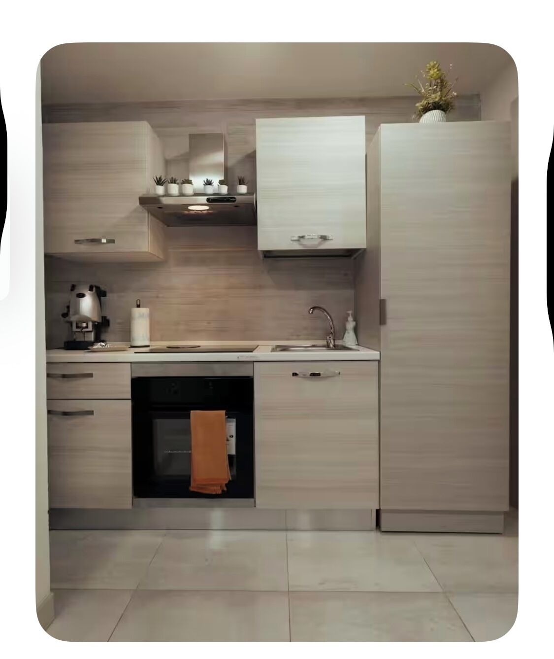 Réfrigérateur, four, plaque de cuisson, cafetière/bouilloire