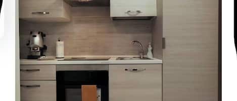 Fridge, oven, stovetop, coffee/tea maker