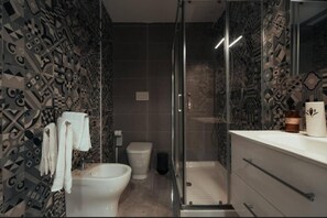 Dusche, Haartrockner, Bidet, Handtücher