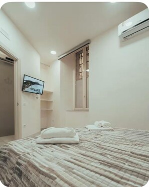 Free WiFi, bed sheets - Apartment located near the station and major tourist sites (Napoli)