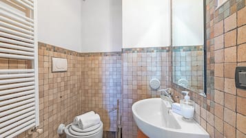 Standard Apartment, Multiple Bedrooms, 2 Bathrooms (Appartamento I 2 Pini) | Bathroom