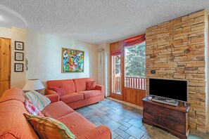 Standard Apartment, Multiple Bedrooms, 2 Bathrooms (Appartamento I 2 Pini) | Living area | 21-inch Smart TV with cable channels - Appartamento I 2 Pini (Sauze d'Oulx)