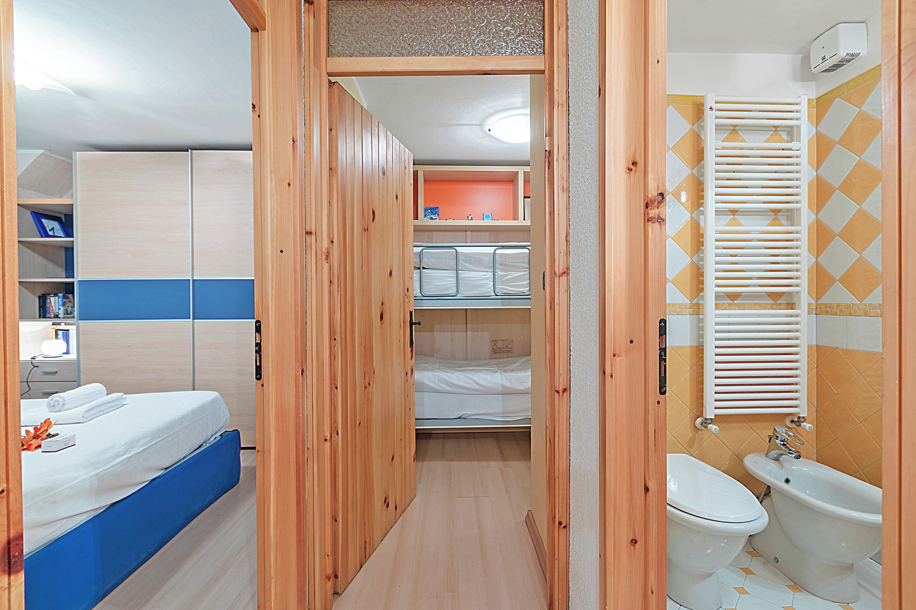 Une chambre comprenant un lit, une armoire, une salle de bain avec des toilettes et un bidet, ainsi qu’un espace douche.