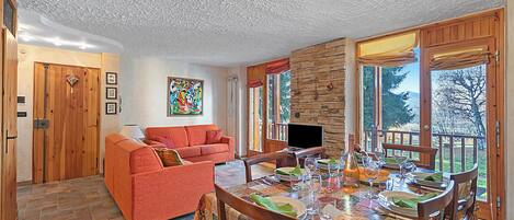 21 インチのスマートテレビ (ケーブル放送視聴可)