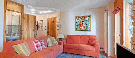 Standard-Apartment, Mehrere Schlafzimmer, 2 Bäder (Appartamento I 2 Pini) | Wohnbereich | 21-Zoll-Smart-TV mit Kabelempfang
