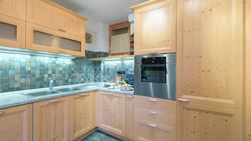 Apartamento standard, vários quartos, 2 banheiros (Appartamento I 2 Pini) | Cozinha privada | Geladeira, fogão, cooktop, lava-louças