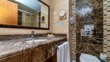 Standard Room | Bathroom | Shower, free toiletries, hair dryer, towels
