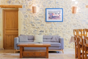 TV, fireplace - Holiday Home 'Gite Domaine De La Bruge' with Mountain View, Private Terrace and Wi-Fi (Saint-Remèze)