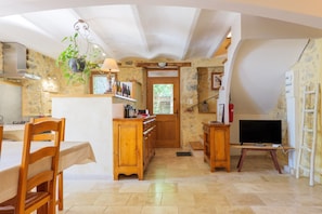 Coffee/tea maker, fridge, microwave, oven - Holiday Home 'Gite Domaine De La Bruge' with Mountain View, Private Terrace and Wi-Fi (Saint-Remèze)