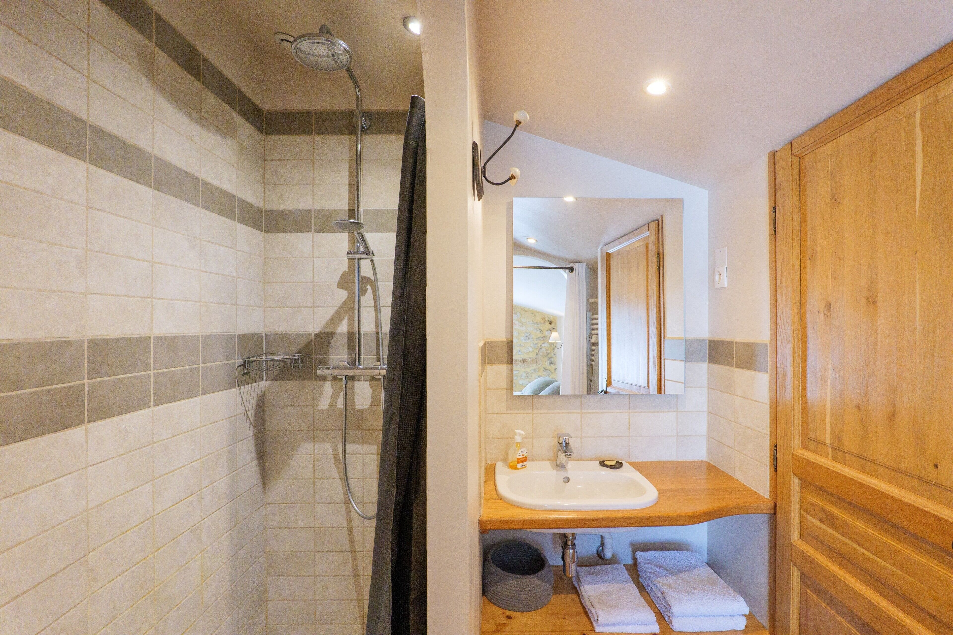 Douche, sèche-cheveux, serviettes fournies