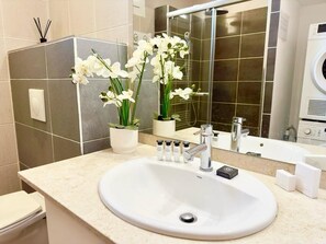 Shower, hair dryer, towels, soap - 2 bedroom apartment - Rue Macé - 1mn Plage Croisette & Palais (Cannes)