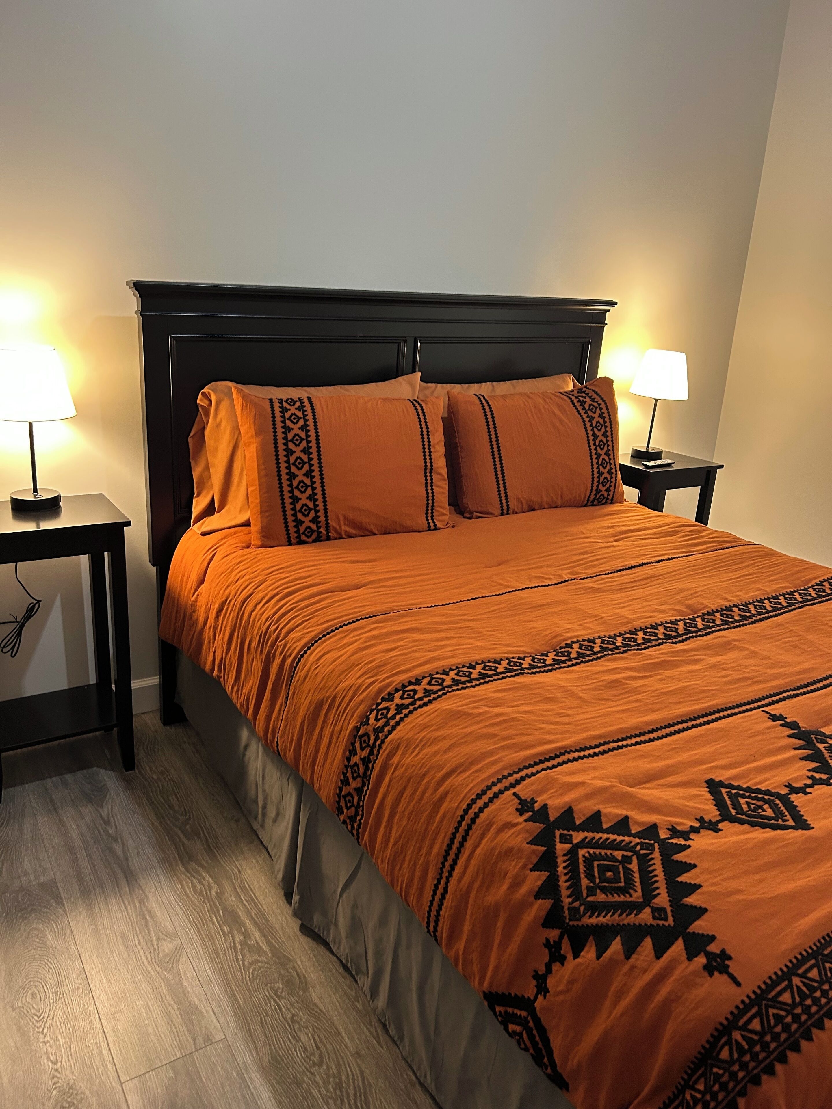 Tabla de planchar con plancha, wifi y ropa de cama 