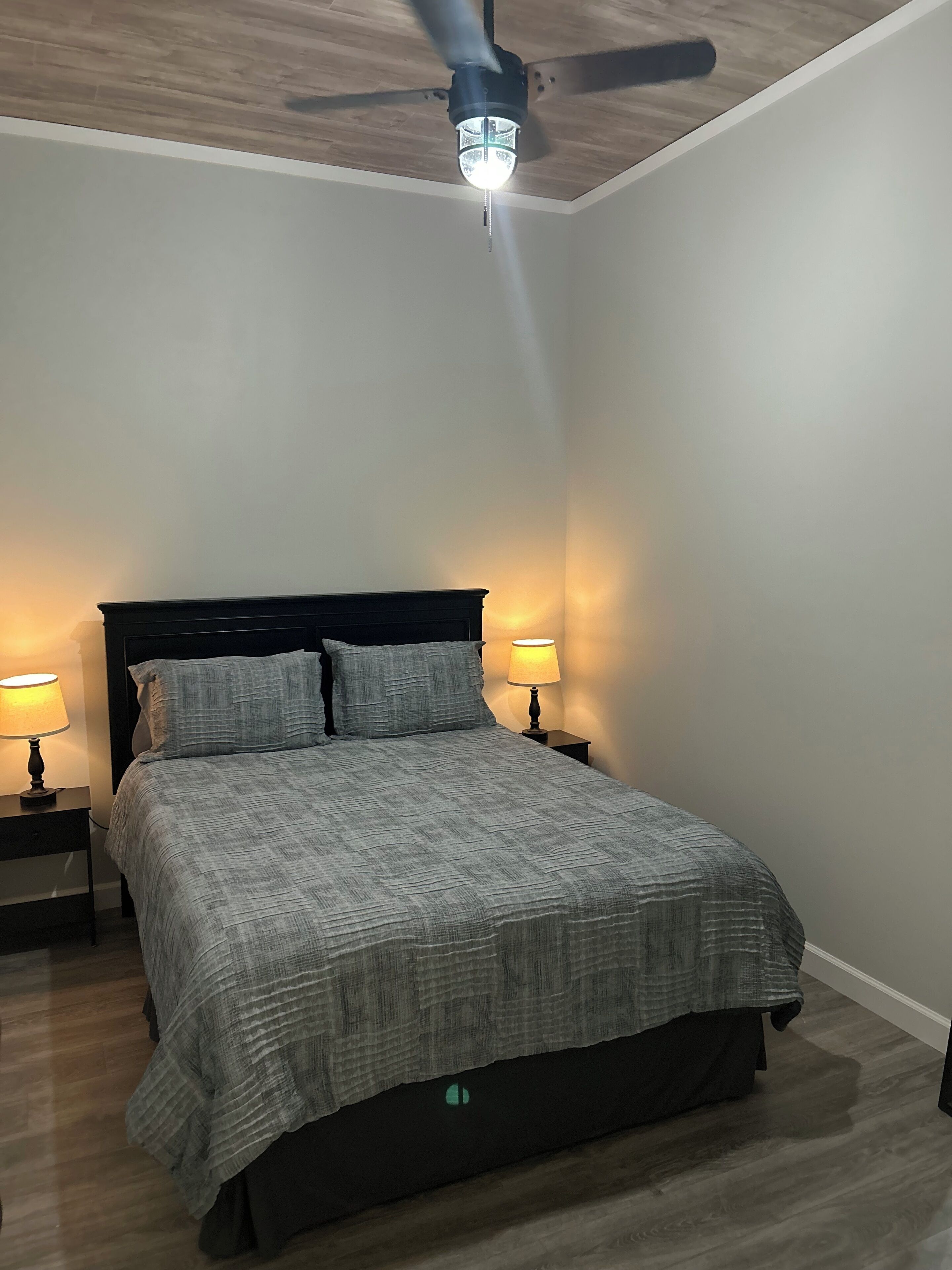 Ferros/tábuas de passar roupa, Wi-Fi, roupa de cama