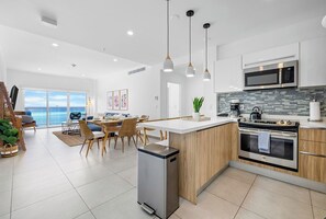 Frigorífico, microondas, placa de cocina y tostadora
