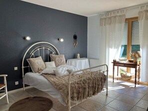 مكواة/لوح كي وخدمة الإنترنت وملاءات أسرّة