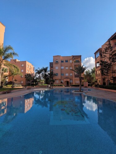 Apartment 5 minutes from the beach, swimming pool and private parking