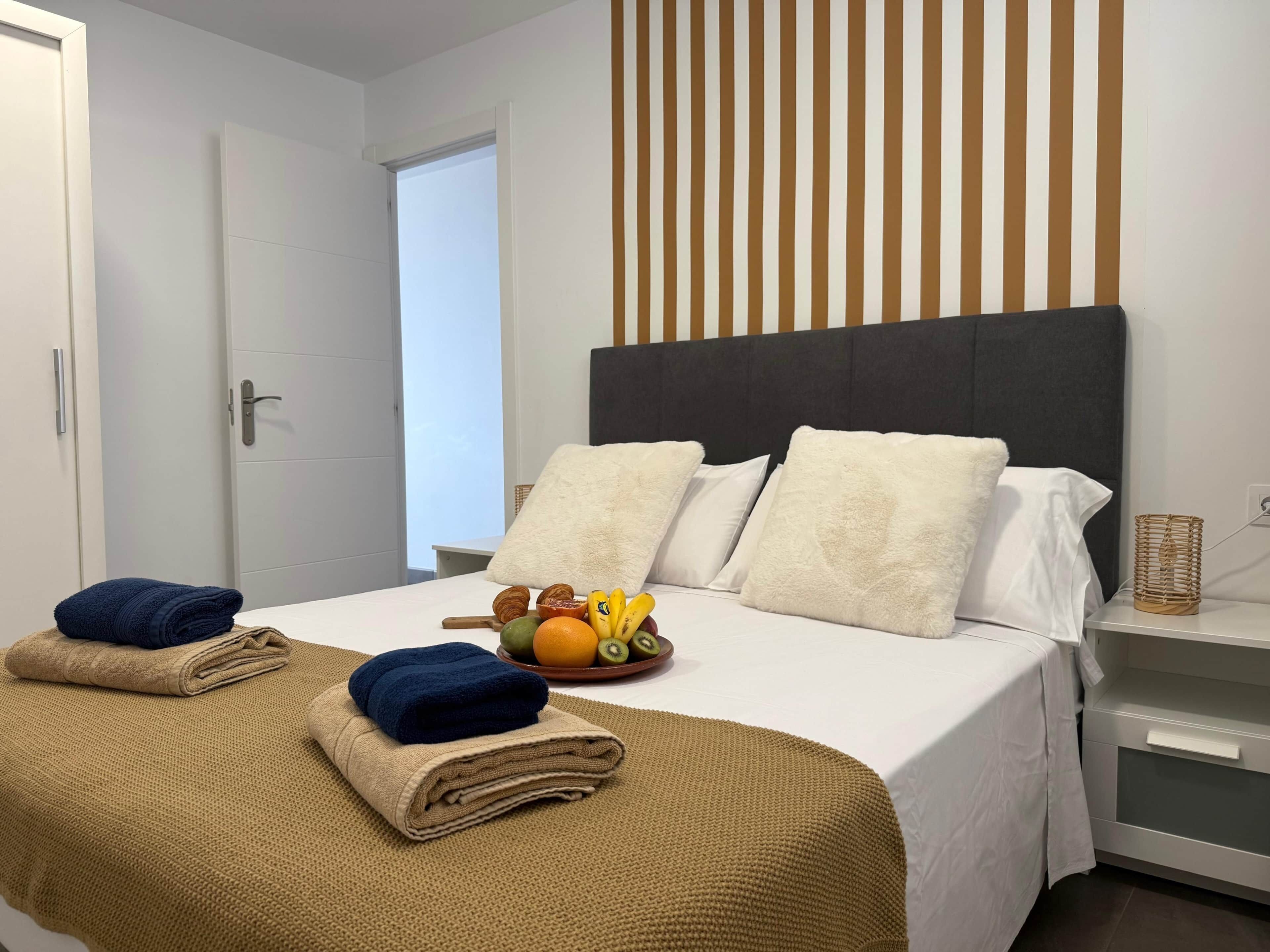 1 dormitorio, tabla de planchar con plancha, wifi y ropa de cama