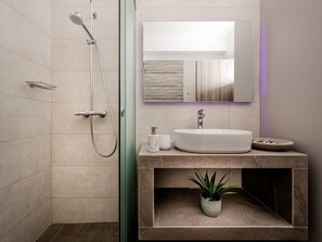 Shower, hair dryer, towels, soap - Casa Lydia - 5 Bedrooms, Private Pool & Sea Views (Zakynthos)