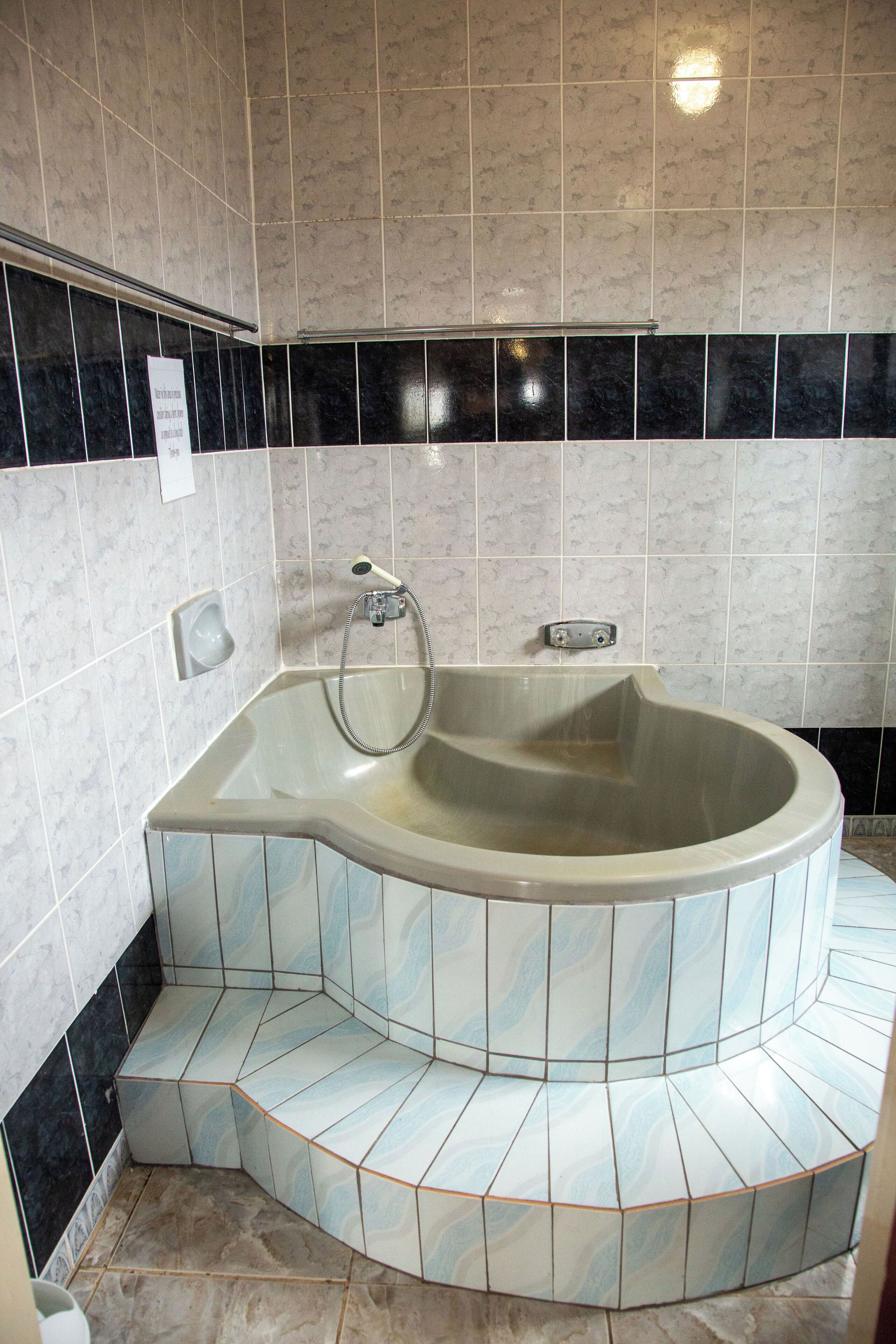 Douche, serviettes fournies, savon, papier toilette