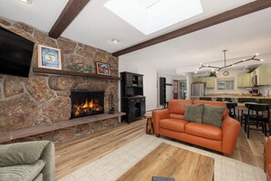 Televisión, chimenea y monitor de computadora