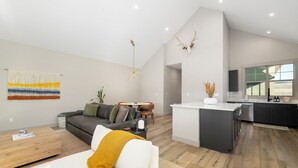 Ein modernes Interieur mit Wohnbereich, Küche und Essbereich.