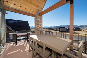 Outdoor dining - newly constructed 3 bedroom, vaulted ceilings, private deck with views (Granby)