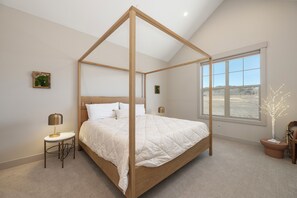 3 bedrooms, travel cot, Internet, bed sheets - newly constructed 3 bedroom, vaulted ceilings, private deck with views (Granby)