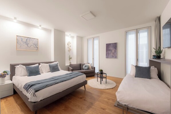 Een strijkplank/strijkijzer, wifi, beddengoed