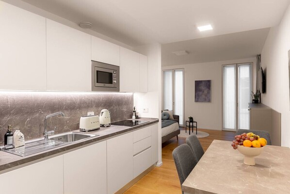 Réfrigérateur, micro-ondes, plaque de cuisson, lave-vaisselle