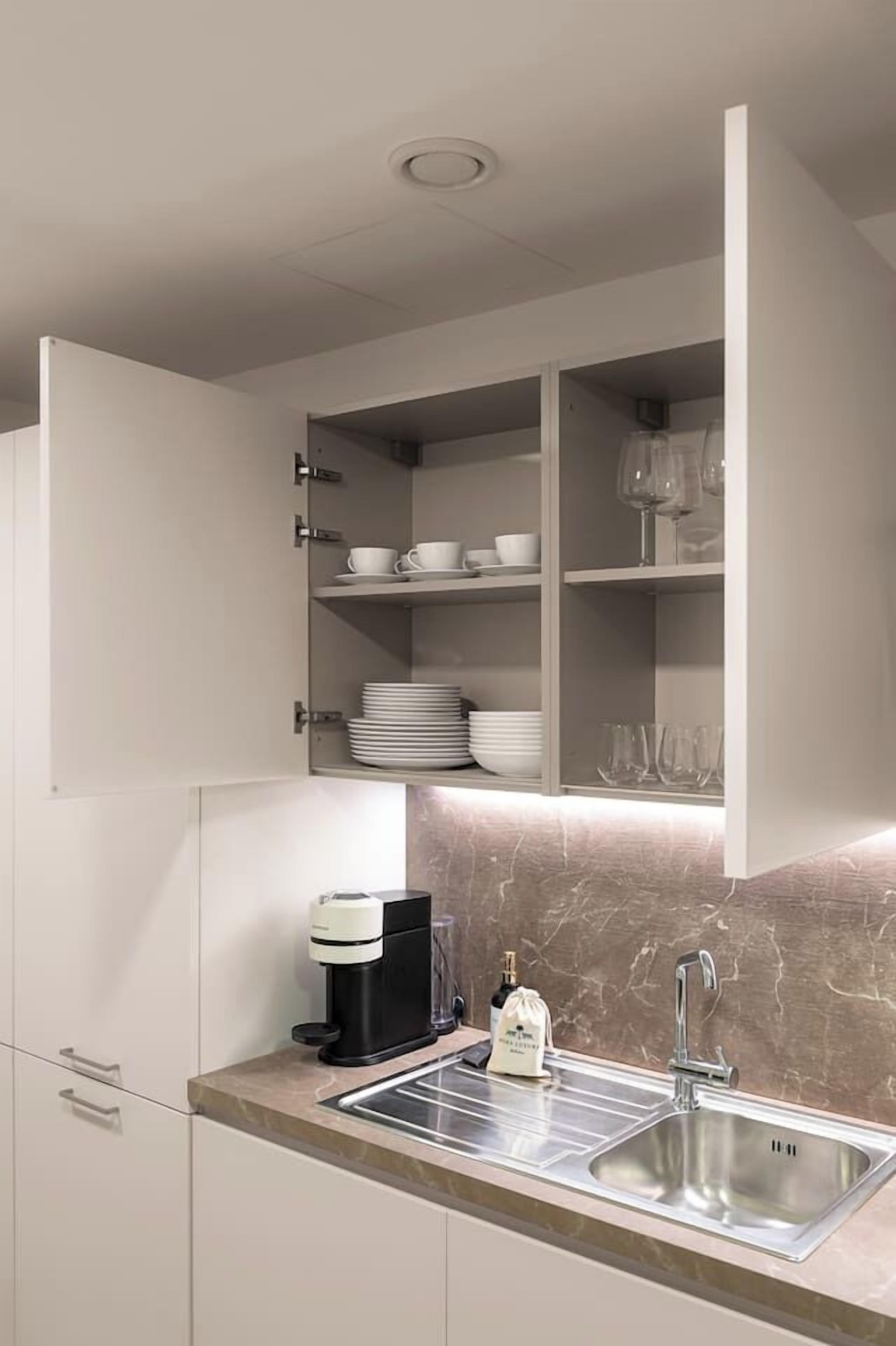 Réfrigérateur, micro-ondes, plaque de cuisson, lave-vaisselle