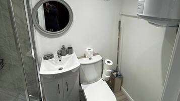 Room, 1 Bedroom, Smoking | Bathroom