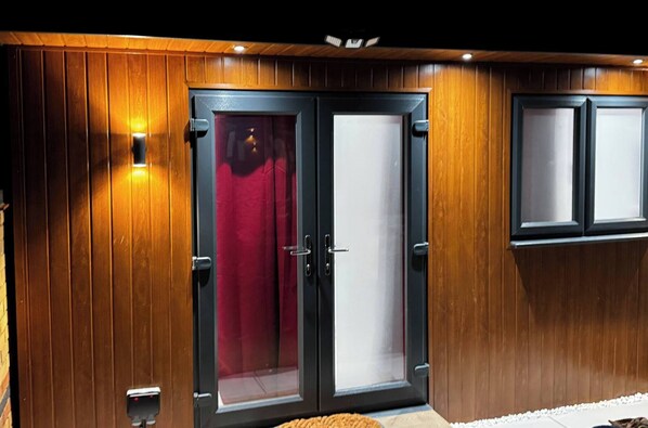 المنشأة من الداخل