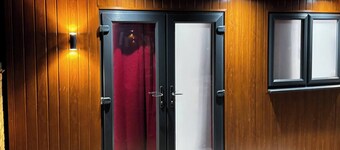 รูม-โคซี่ ไพรเวท รูม อิน เบดฟอร์ด, เพอร์เฟ