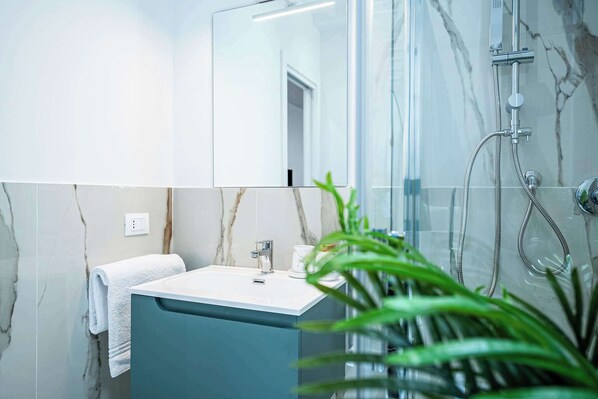 Een douche, een haardroger, handdoeken, shampoo