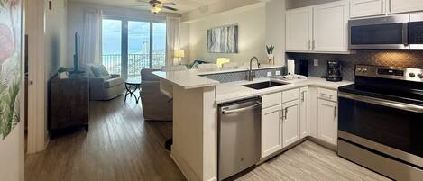 Geladeira, micro-ondas, fogão, cooktop