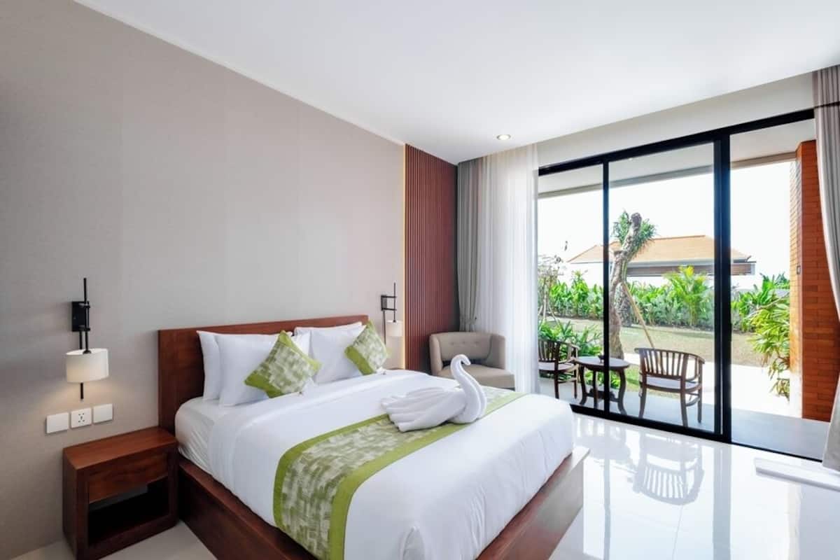 Suite, Garden View | Desk, free WiFi, bed sheets