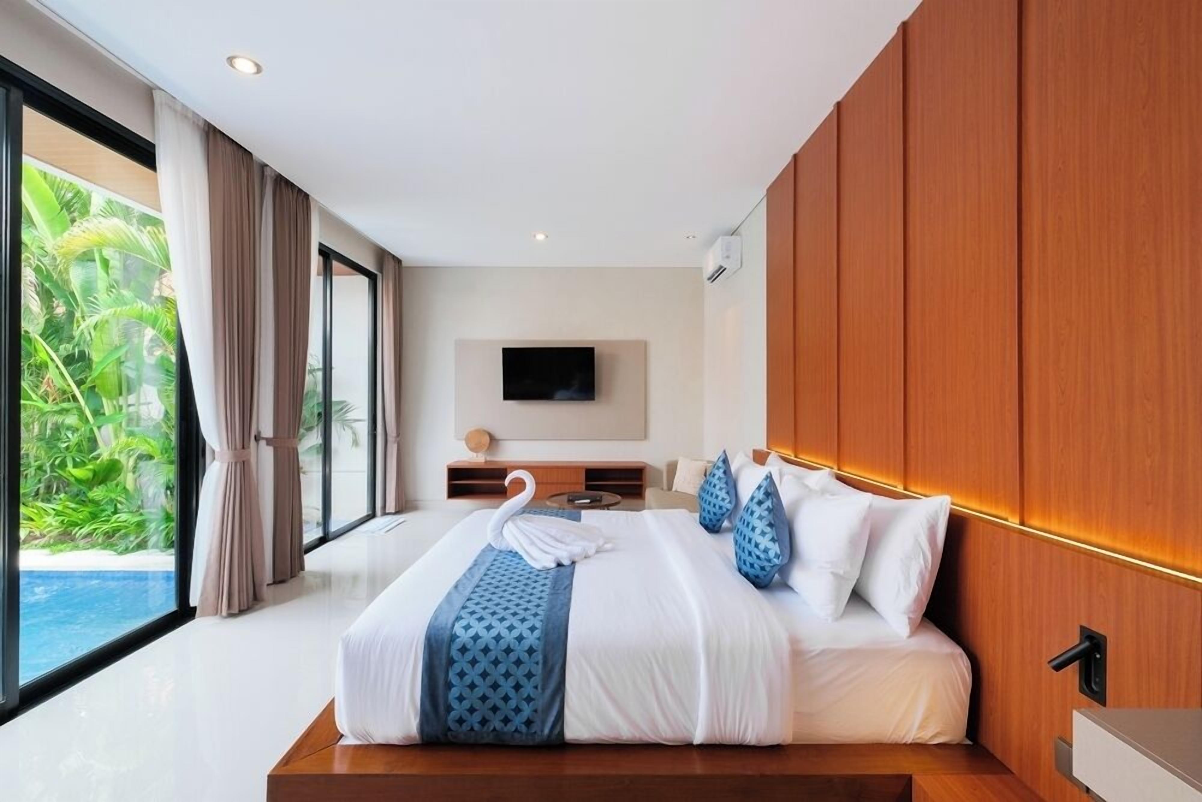 Villa, 1 King Bed, Pool View, Poolside | Desk, free WiFi, bed sheets