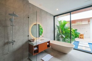 One Bedroom Deluxe Pool | Baño | Secador de pelo, toallas, jabón y champú