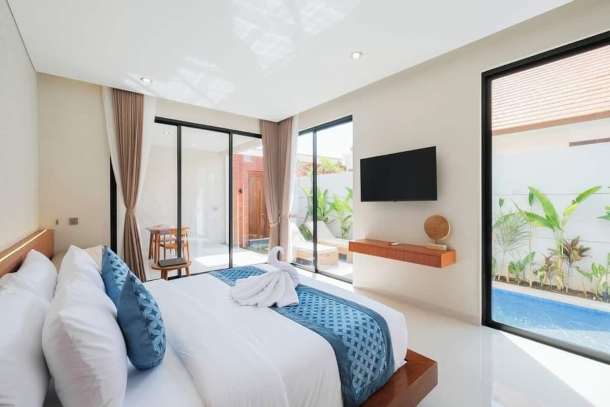 Villa, 1 Bedroom, Pool View | Desk, free WiFi, bed sheets