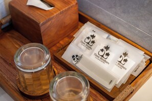 Máy sấy tóc, khăn tắm, xà phòng, dầu gội 