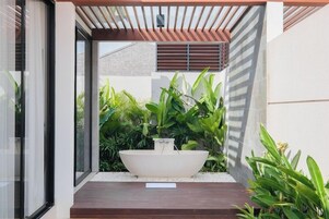 One Bedroom Pool Villa | Baño | Secador de pelo, toallas, jabón y champú