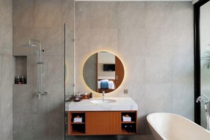 One Bedroom Deluxe Pool | Baño | Secador de pelo, toallas, jabón y champú