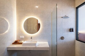 Máy sấy tóc, khăn tắm, xà phòng, dầu gội 