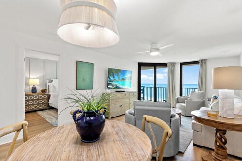 New Listing! Stunning Renovated Beachfront 2BR/2BA • Sleeps 8• 6th-Floor